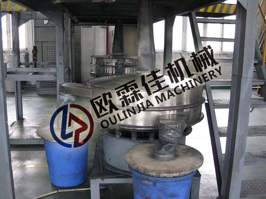 化工原料三次元旋振筛筛分现场